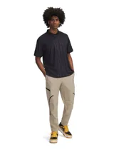 Remera Under Armour negra con cuello tipo polo y estampado geométrico en toda la prenda. Tiene un logo en el pecho.