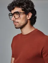 Remera de punto tejida color verde militar, con cuello redondo y mangas cortas.