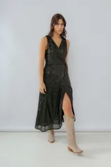 Vestido midi de fiesta color rojo con lentejuelas, escote en V, breteles anchos, frunce en la cintura y tajo lateral.