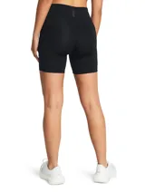 Short deportivo negro de tiro alto, con calza interna y logo de Under Armour en la pierna izquierda.