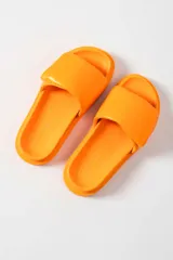 Sandalias negras con plataforma y tira ancha acolchada sobre el empeine.