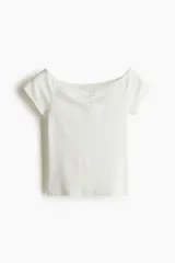 Top blanco de algodón en punto acanalado de raya fina. Modelo de manga corta con escote bote extraamplio y costura fruncida en el busto.