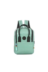 Mochila acolchada color rosa brillante, con costuras horizontales. Posee asas de mano negras y correas de hombro negras. Incluye un parche circular negro en el frente y un tirador de cremallera multicolor.