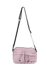 Bandolera color beige con correa negra ajustable, cierre superior y dos bolsillos frontales con cierre.