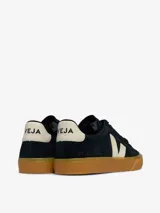 Championes Veja modelo Campo Bold, color negro con logo lateral en blanco y suela color caramelo. Fabricados con cuero orgánico y suela de caucho amazónico.