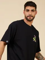 Remera blanca de algodón con calce relaxed y estampado pequeño en el pecho.