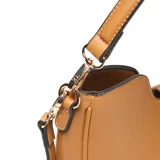 Cartera de hombro estructurada color camel, con asa corta fija y correa larga regulable y desmontable. Presenta un broche giratorio metálico en la parte superior y un detalle de herraje metálico en el frente con el logo XL aplicado.