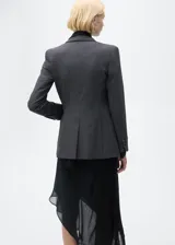 Chaqueta gris con estampado de micro pata de gallo, cuello con solapa, cierre de botón frontal, dos bolsillos delanteros con ribete y solapa, manga larga abotonada y forro interior.
