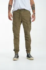 Pantalón cargo de gabardina con puños, color gris oscuro, con múltiples bolsillos y ajuste en la cintura.