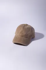 Gorra color tostado de gabardina con efecto lavado, visera curva y bordado VCP al costado.
