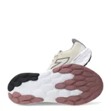 Championes de running New Balance modelo Fresh Foam 520 para mujer, color beige claro con detalles en gris oscuro y rosado. Presentan malla tejida en el upper, logo 'N' lateral en gris, entresuela blanca con tecnología Fresh Foam y suela exterior en tono rosado con motas.