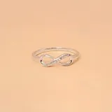 Anillo de plata 925 con forma de infinito y circonias incrustadas.