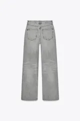 Pantalón de jean azul de corte wide leg, tiro alto y largo hasta el tobillo.