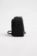 Bandolera negra rectangular con doble compartimento con cierre y correa ancha regulable.