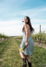 Vestido corto rojo con escote halter, corte a la cintura y falda con volados.