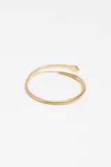 Pulsera rígida dorada con diseño envolvente de serpiente, con detalles de textura grabada en la cabeza y la cola.