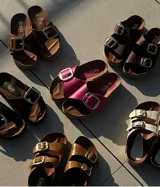 Sandalia fucsia de cuero con plantilla de cuero y suela de corcho.