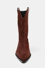 Botín de mujer estilo cowboy color marrón de cuero serraje con puntera fina, tiradores laterales y tacón de 5 cm.