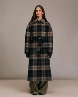 Tapado largo con cuello amplio y mangas largas. Diseño a cuadros grandes en tonos negro, marrón y beige. Incluye cinturón de la misma tela.