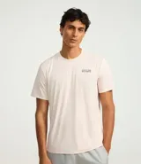 Remera de hombre color rosa claro, corte regular, cuello redondo y mangas cortas. Estampa lettering "Seeking my highs" en el pecho. Confeccionada en tejido de poliamida con tecnología Dry.