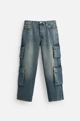 Pantalón de jean azul con efecto lavado, corte relaxed fit y múltiples bolsillos cargo con solapa en las piernas.