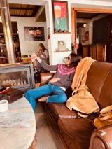 Sweater de punto grueso color gris con guarda pampa en tonos fucsia y blanco en el canesú.