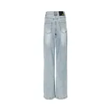 Pantalón de jean celeste de pierna ancha con roturas en ambas rodillas.