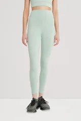 Calza larga color verde militar, de tiro alto y corte ajustado.