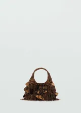 Bolso de mano marrón con flecos y abalorios decorativos.