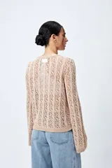 Sweater calado celeste con escote redondo y mangas largas acampanadas, tejido en punto fantasía con dibujo vertical.