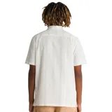 Camisa de manga corta color blanco con rayas verticales, cuello cubano, cierre con botones y bolsillo en el pecho.