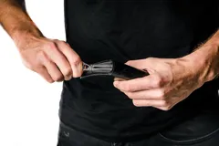 Billetera negra de cuero con cierre perimetral, compartimentos internos para tarjetas, billetes y monedas.