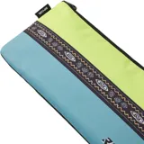 Cartuchera rectangular con cierre superior, dividida horizontalmente en dos secciones de color verde lima y celeste. Presenta una banda horizontal con diseño geométrico en tonos marrones y el logo de Rip Curl en la parte inferior.