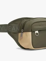 Riñonera Tommy Jeans color verde militar y beige, con correa ajustable con logo de la marca y logo de la marca en el frente.