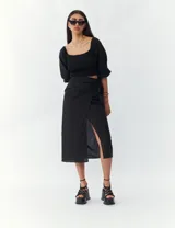 Top turquesa con escote cuadrado, mangas abullonadas y cuerpo fruncido.