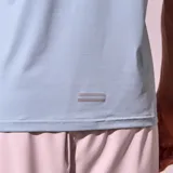 Remera deportiva azul de poliéster, con cuello redondo y logo estampado en el pecho.