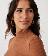 Vestido midi ajustado de manga larga y cuello alto, color marrón terracota, confeccionado en tejido de viscosa acanalada.