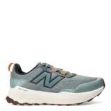 Championes de trail running New Balance, color verde con detalles en naranja y logo "N" en azul.
