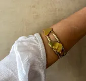 Brazalete doble de bronce con piezas irregulares, diseño elegante y moderno.