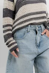 Sweater tejido calado a rayas horizontales anchas en color gris oscuro y crudo, con escote en V y corte recto.