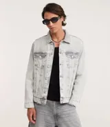Campera de jean de hombre, modelo regular, con efecto desteñido en tonos grises claros. Presenta cuello inglés, manga larga, abotonado frontal y dos bolsillos con solapa y botón en el pecho.
