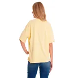 Remera amarilla de corte boxy con estampado de Caterpillar en el frente.