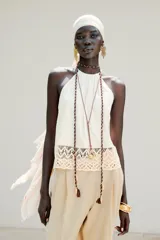Top blanco de cuello halter con detalle de crochet en el ruedo.