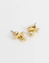 Par de aros pasantes dorados con forma de moño con incrustaciones de strass y dije colgante de corazón liso.