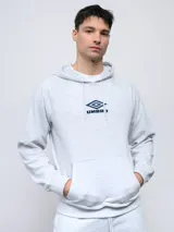 Canguro gris melange de felpa sin friza, con capucha ajustable con cordones y bolsillo tipo canguro. Logo de Umbro bordado en azul marino en el pecho.