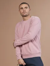 Fleece de color rosa, con cuello redondo y ajuste cómodo.