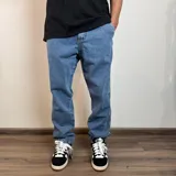 Pantalón de jean celeste de corte recto.