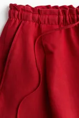 Short rojo de lino con cintura elastizada y cordón ajustable.