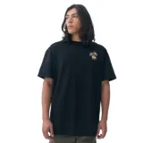 Remera negra de corte holgado con estampado pequeño de una palmera y una tabla de surf en el pecho.