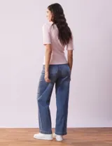 Remera rosa de tejido rib, con cuello redondo y manga corta.